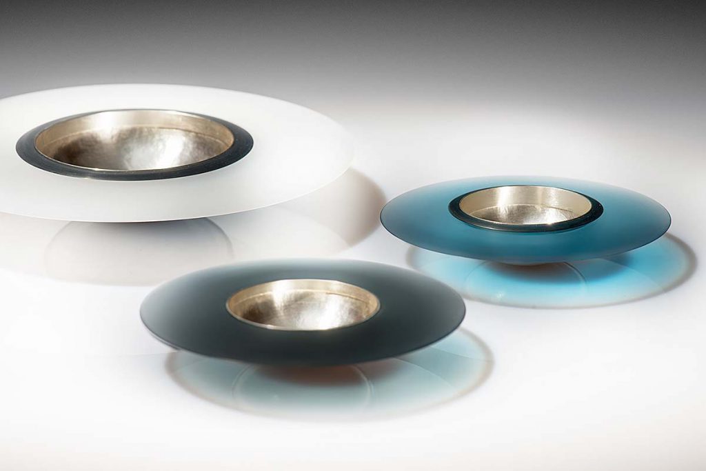 Schalen, 925/000 Silber handgetrieben, Plexiglaslinsen ø 110 - 325 mm