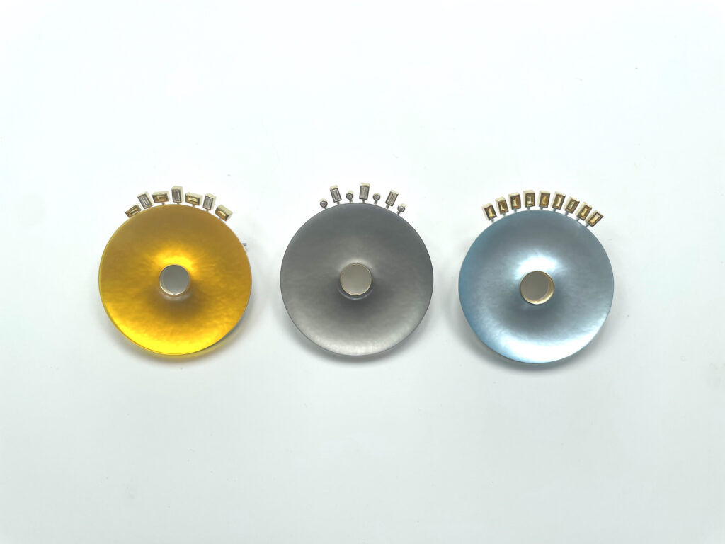 Broschen, Acrylglas, Silber, Gold, gelbe Safire, Diamanten, ø 40 mm